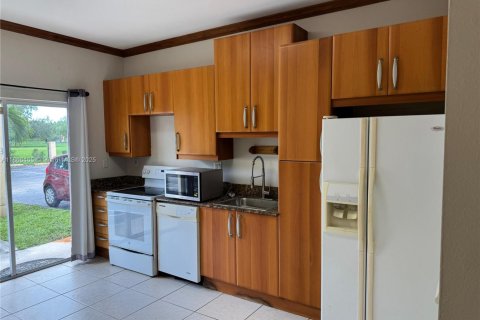 Condo in Hialeah, Florida, 3 bedrooms  № 1940944 - photo 12