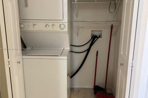 Condo in Hialeah, Florida, 3 bedrooms  № 1940944 - photo 10