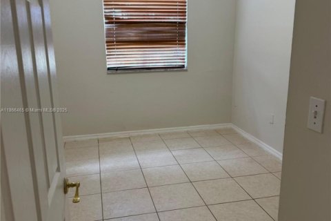 Condo in Hialeah, Florida, 3 bedrooms  № 1940944 - photo 2