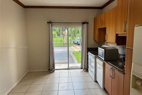 Condo in Hialeah, Florida, 3 bedrooms  № 1940944 - photo 14