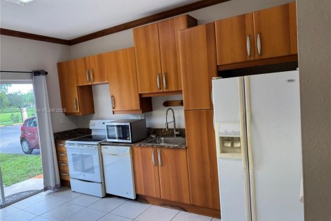 Condo in Hialeah, Florida, 3 bedrooms  № 1940944 - photo 11