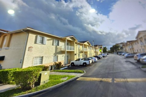 Condo in Hialeah, Florida, 3 bedrooms  № 1940944 - photo 1
