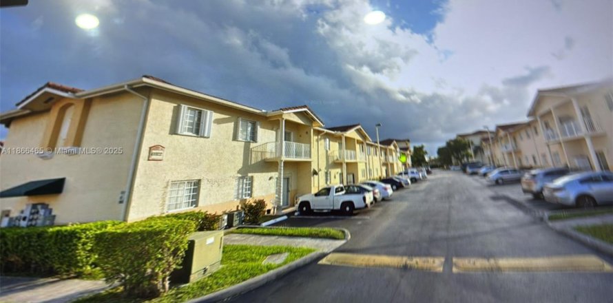 Condo in Hialeah, Florida, 3 bedrooms  № 1940944