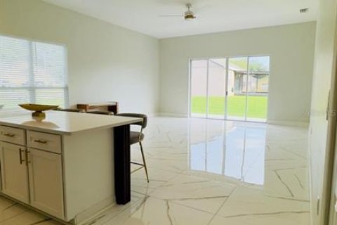Casa en venta en Zephyrhills, Florida, 4 dormitorios, 210.24 m2 № 2123220 - foto 9