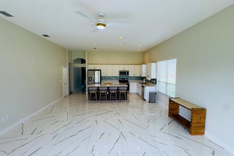 Casa en venta en Zephyrhills, Florida, 4 dormitorios, 210.24 m2 № 2123220 - foto 8
