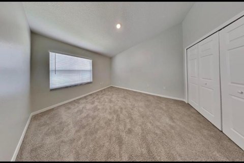 Casa en venta en Zephyrhills, Florida, 4 dormitorios, 210.24 m2 № 2123220 - foto 11