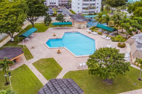 Condominio en venta en Lauderdale Lakes, Florida, 2 dormitorios, 102.38 m2 № 1730504 - foto 12