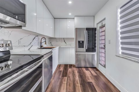 Condominio en venta en Lauderdale Lakes, Florida, 2 dormitorios, 102.38 m2 № 1730504 - foto 1