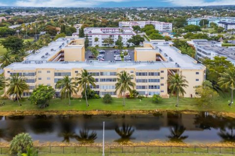 Condominio en venta en Lauderdale Lakes, Florida, 2 dormitorios, 102.38 m2 № 1730504 - foto 17