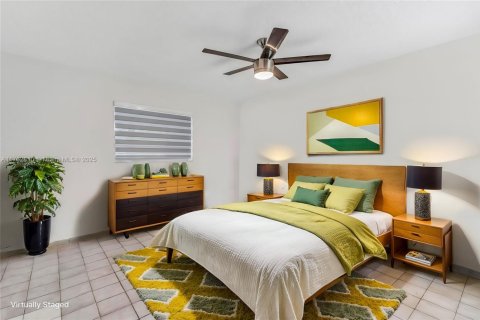 Condominio en venta en Lauderdale Lakes, Florida, 2 dormitorios, 102.38 m2 № 1730504 - foto 2