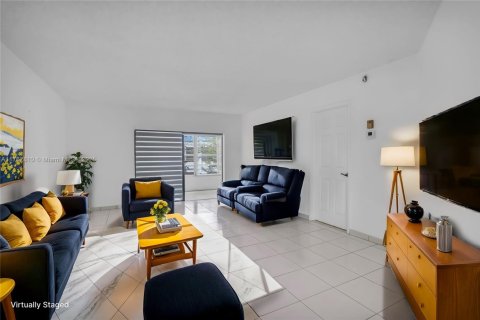 Condominio en venta en Lauderdale Lakes, Florida, 2 dormitorios, 102.38 m2 № 1730504 - foto 3