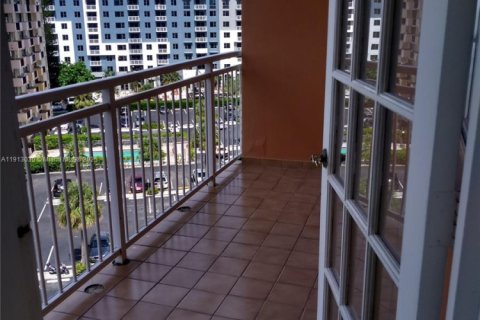 Condominio en venta en North Miami Beach, Florida, 1 dormitorio, 73.39 m2 № 2013767 - foto 4