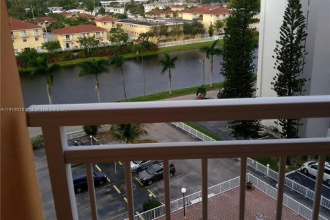 Condominio en venta en North Miami Beach, Florida, 1 dormitorio, 73.39 m2 № 2013767 - foto 1