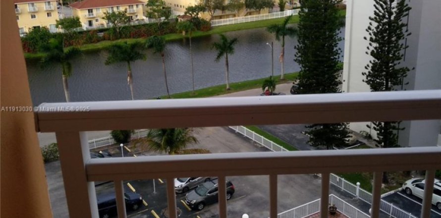 Condominio en North Miami Beach, Florida, 1 dormitorio  № 2013767