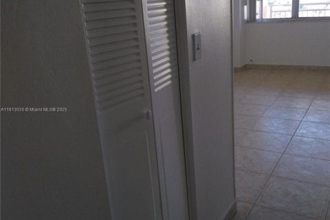 Condominio en venta en North Miami Beach, Florida, 1 dormitorio, 73.39 m2 № 2013767 - foto 9