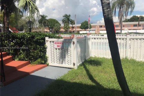 Copropriété à louer à Hallandale Beach, Floride: 2 chambres, 68.65 m2 № 2028668 - photo 12