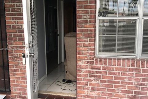 Copropriété à louer à Hallandale Beach, Floride: 2 chambres, 68.65 m2 № 2028668 - photo 3