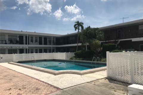 Copropriété à louer à Hallandale Beach, Floride: 2 chambres, 68.65 m2 № 2028668 - photo 4