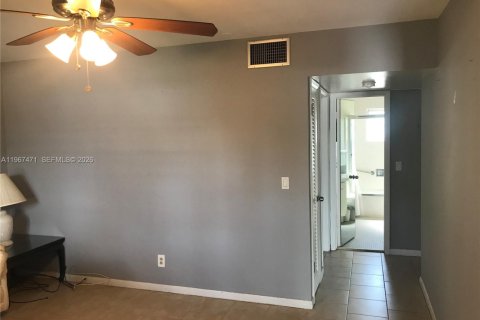 Copropriété à louer à Hallandale Beach, Floride: 2 chambres, 68.65 m2 № 2028668 - photo 6