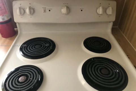 Copropriété à louer à Hallandale Beach, Floride: 2 chambres, 68.65 m2 № 2028668 - photo 8