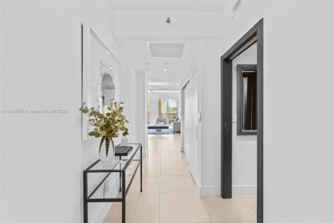 Condo in Miami Beach, Florida, 2 bedrooms  № 2016611 - photo 8