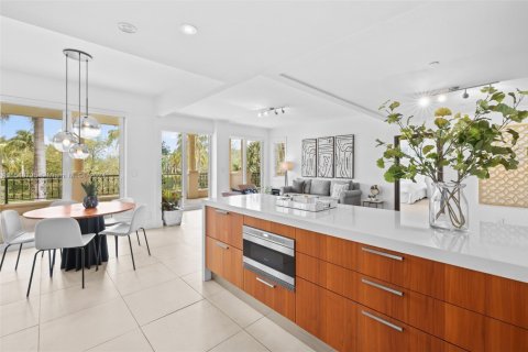 Condo in Miami Beach, Florida, 2 bedrooms  № 2016611 - photo 14