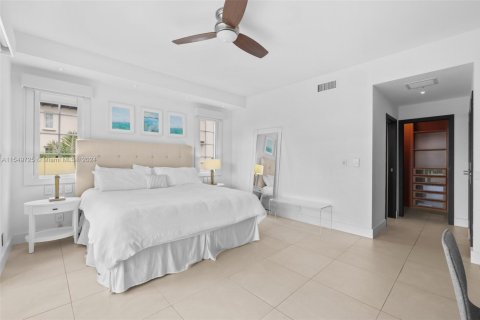 Condo in Miami Beach, Florida, 2 bedrooms  № 2016611 - photo 23