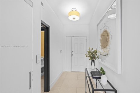 Condo in Miami Beach, Florida, 2 bedrooms  № 2016611 - photo 9