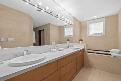 Condo in Miami Beach, Florida, 2 bedrooms  № 2016611 - photo 25