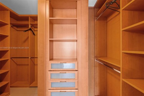 Condo in Miami Beach, Florida, 2 bedrooms  № 2016611 - photo 29