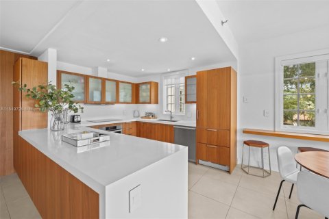 Condo in Miami Beach, Florida, 2 bedrooms  № 2016611 - photo 13