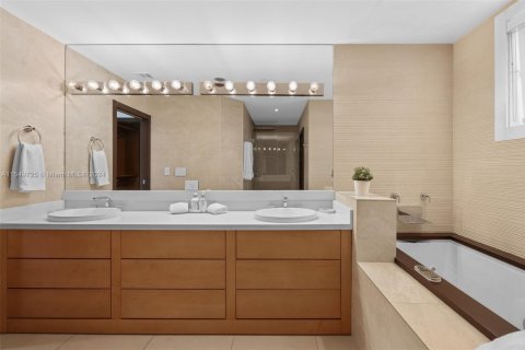 Condo in Miami Beach, Florida, 2 bedrooms  № 2016611 - photo 27