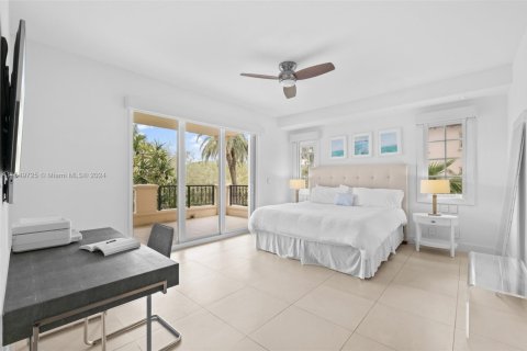 Condo in Miami Beach, Florida, 2 bedrooms  № 2016611 - photo 21