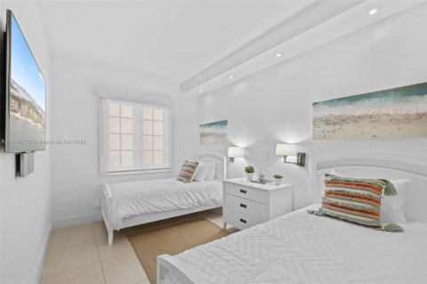 Condo in Miami Beach, Florida, 2 bedrooms  № 2016611 - photo 30