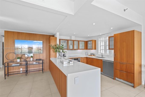 Condo in Miami Beach, Florida, 2 bedrooms  № 2016611 - photo 12