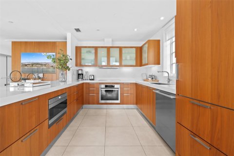 Condo in Miami Beach, Florida, 2 bedrooms  № 2016611 - photo 11