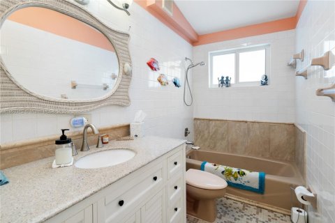 House in Key Largo, Florida 4 bedrooms, 289.86 sq.m. № 1890114 - photo 15