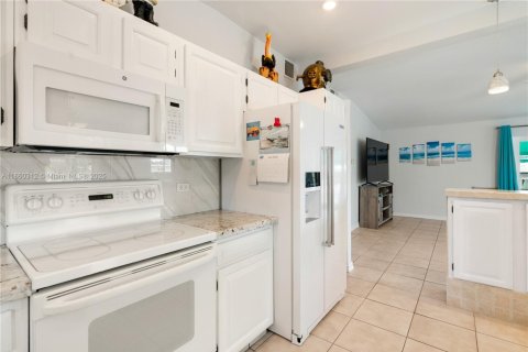 House in Key Largo, Florida 4 bedrooms, 289.86 sq.m. № 1890114 - photo 13