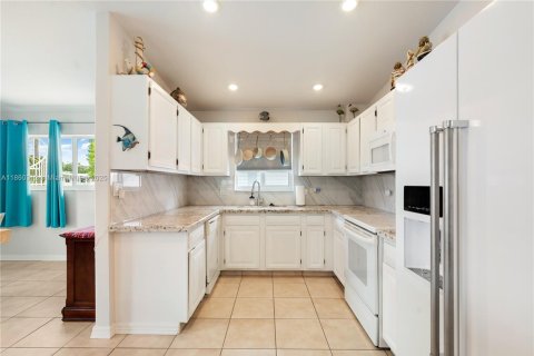 House in Key Largo, Florida 4 bedrooms, 289.86 sq.m. № 1890114 - photo 12