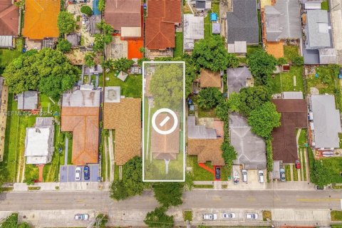 Propiedad comercial en Miami, Florida 142.6 m2 № 2072055