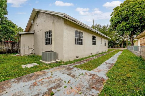 Propiedad comercial en venta en Miami, Florida, 142.6 m2 № 2072055 - foto 9