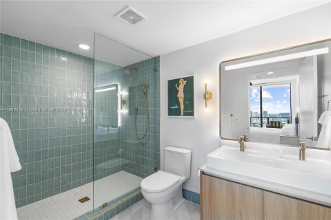 Condo in Miami, Florida, 2 bedrooms  № 1937548 - photo 7