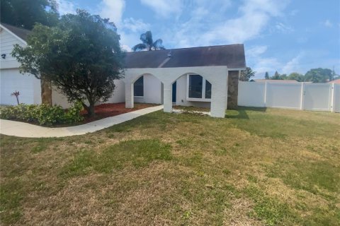 House in Land O' Lakes, Florida 4 bedrooms, 136.75 sq.m. № 1637573 - photo 1