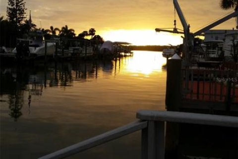 Terreno en venta en Saint Petersburg, Florida № 1912401 - foto 1