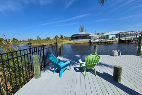 House in Port Charlotte, Florida 3 bedrooms, 236.71 sq.m. № 1568450 - photo 1