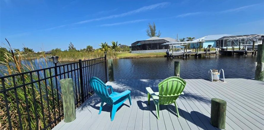 House in Port Charlotte, Florida 3 bedrooms, 236.71 sq.m. № 1568450