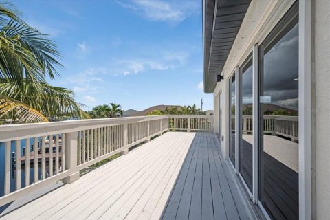 House in Cape Coral, Florida 5 bedrooms, 343 sq.m. № 1771079 - photo 20