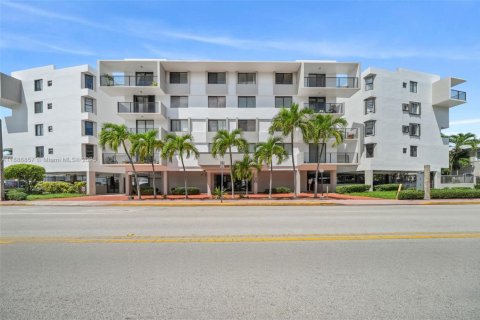 Condo in Miami Beach, Florida, 2 bedrooms  № 1938745 - photo 17