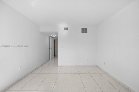 Condominio en venta en Miami Beach, Florida, 2 dormitorios, 105.72 m2 № 1938745 - foto 11
