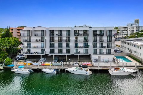 Condo in Miami Beach, Florida, 2 bedrooms  № 1938745 - photo 1